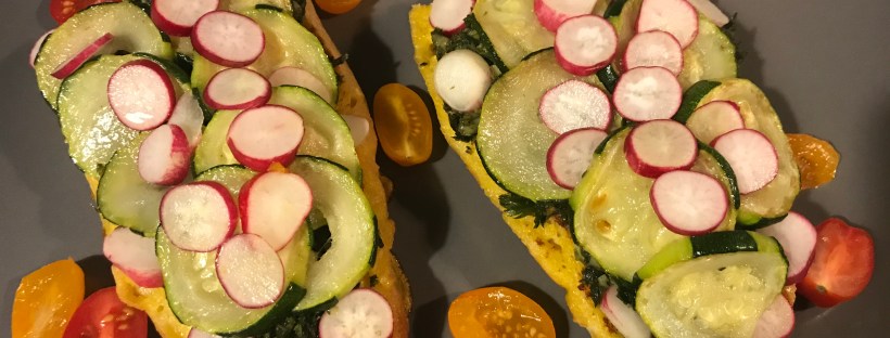 Pain perdu salé pesto de fanes carottes courgettes radis
